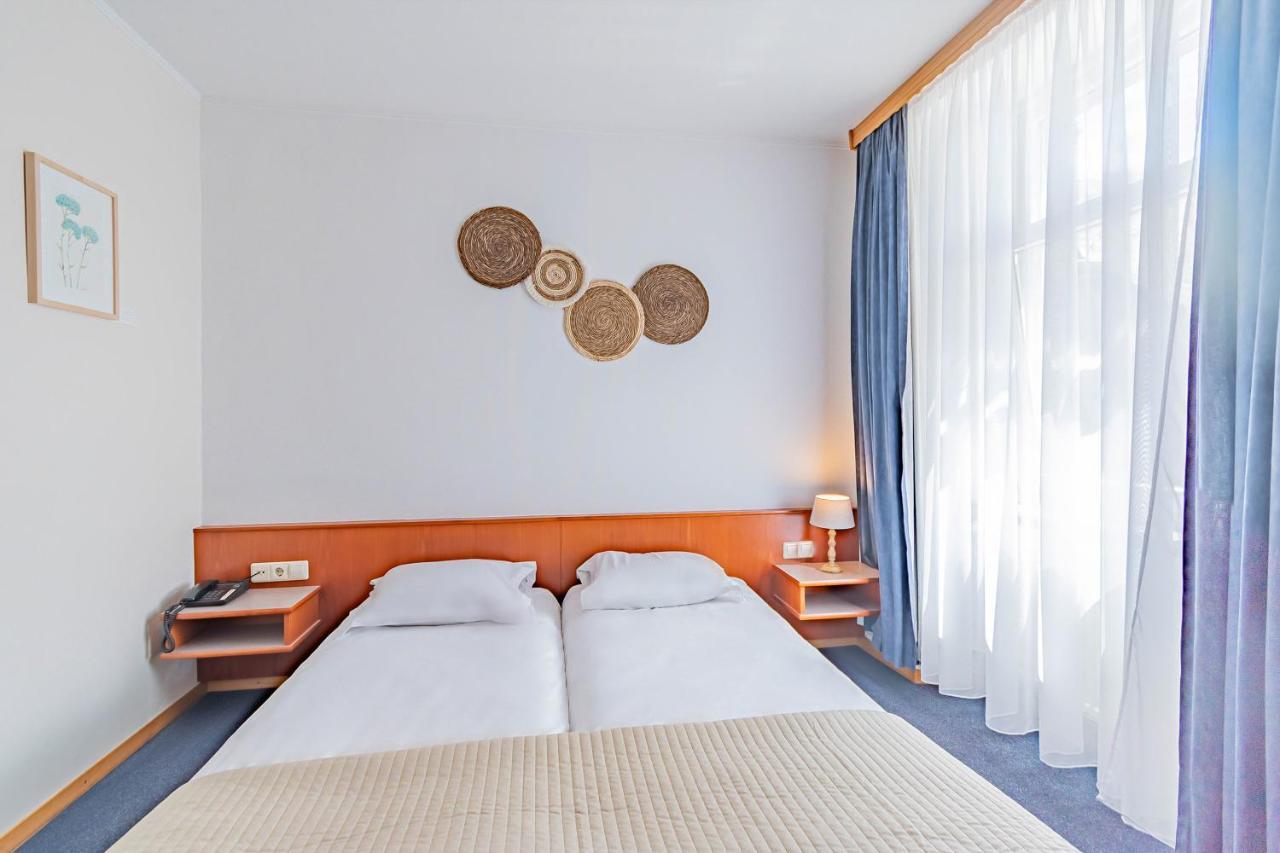 Hotel Le Petit Poete Ехтернах Екстериор снимка