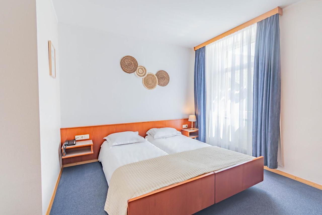 Hotel Le Petit Poete Ехтернах Екстериор снимка
