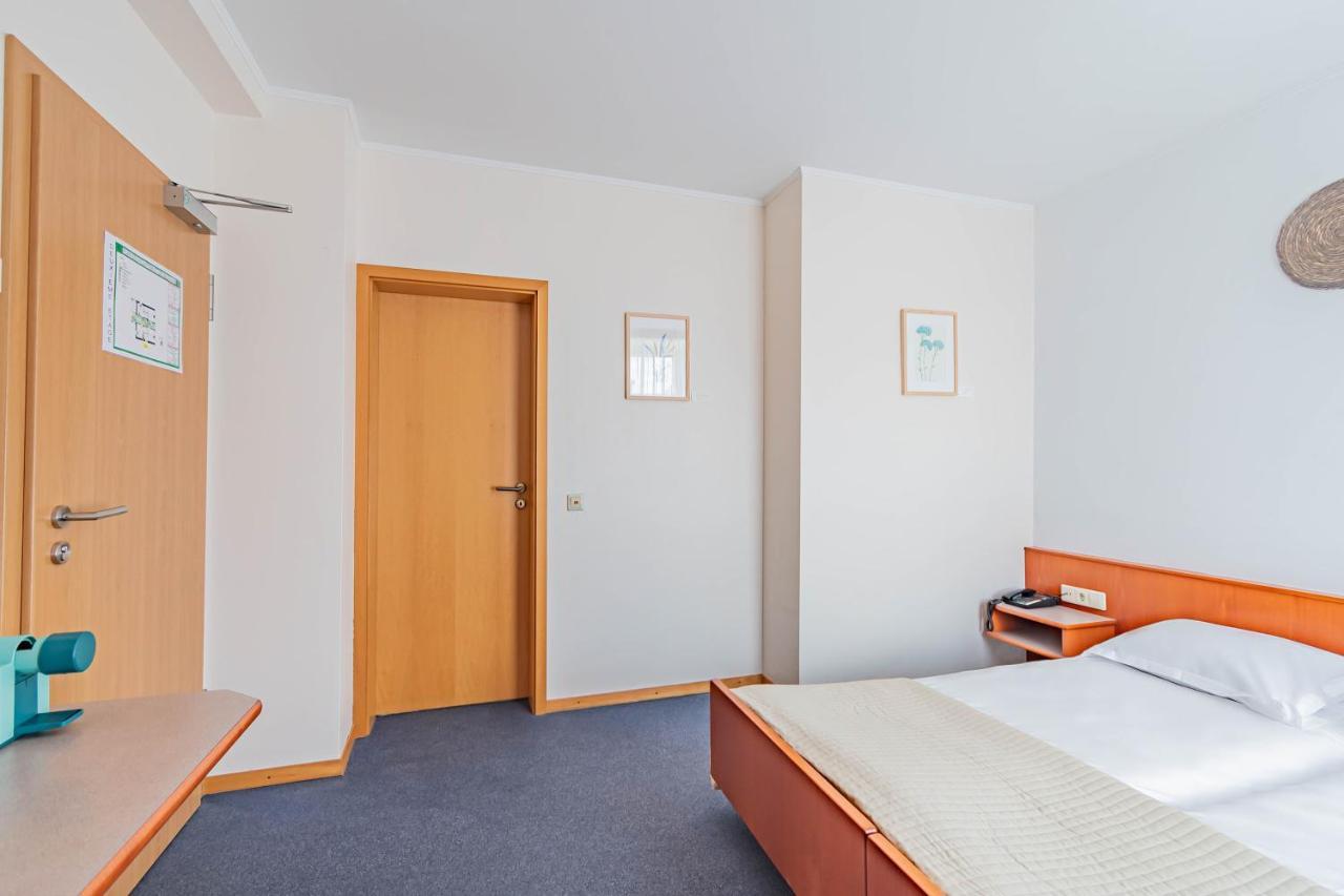 Hotel Le Petit Poete Ехтернах Екстериор снимка
